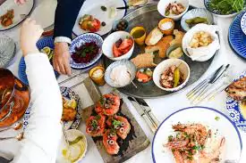 Central to the Green Monday celebration is the culinary experience, rich in tradition and flavor.